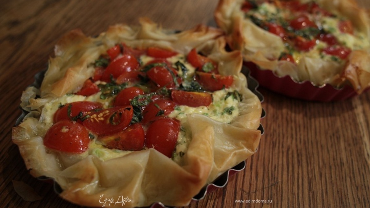Тарты с творогом, помидорами черри и базиликом