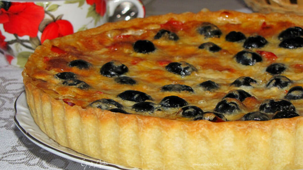 Киш со сладким перцем и маслинами