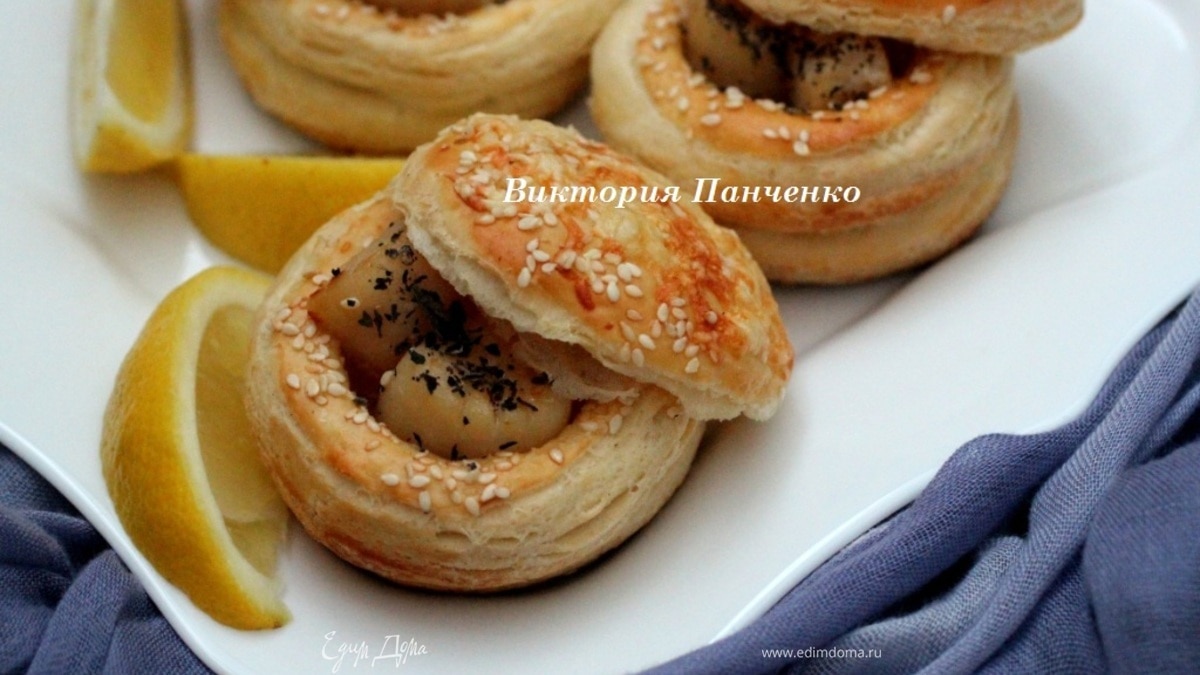 Медальоны из слоеного теста с морскими гребешками