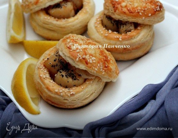 Медальоны из слоеного теста с морскими гребешками