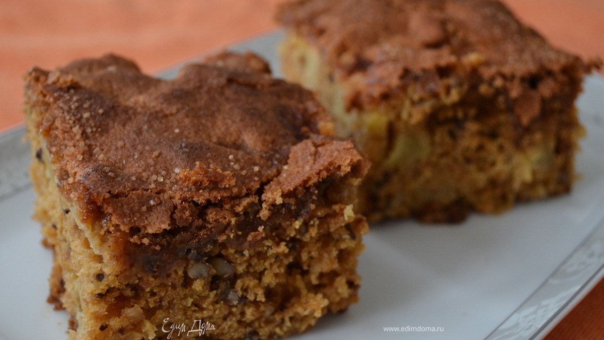 Влажный яблочный пирог с орехами