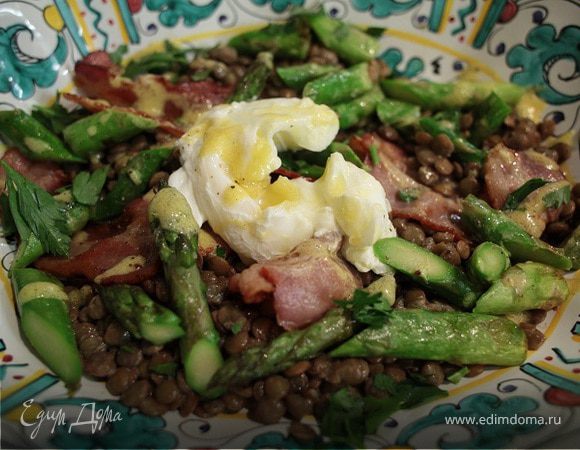 Чечевица с яйцом пашот, беконом и спаржей 