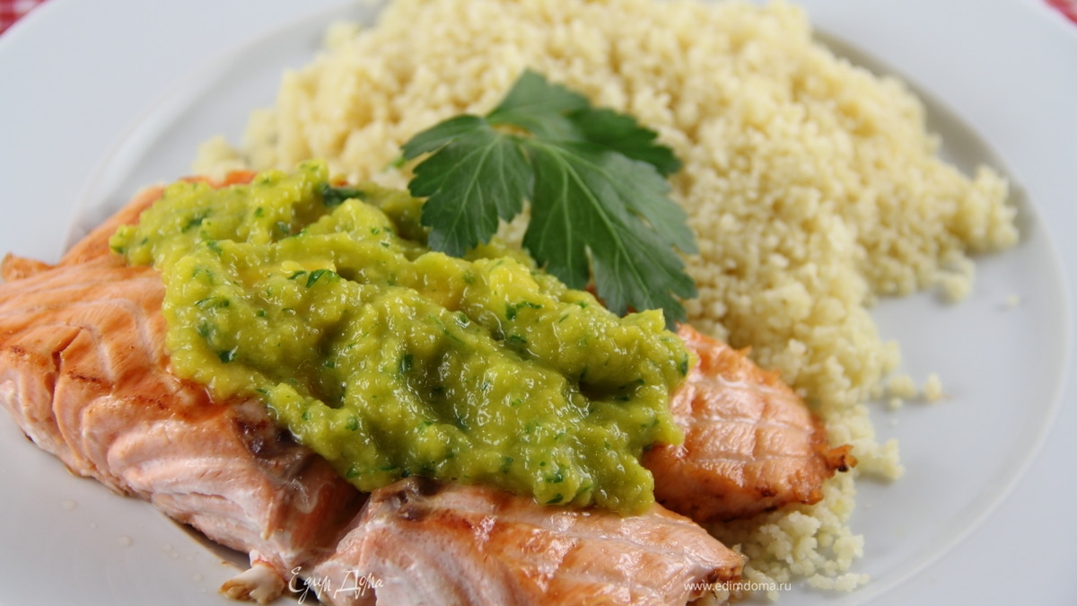 Лосось с мангово-имбирным соусом