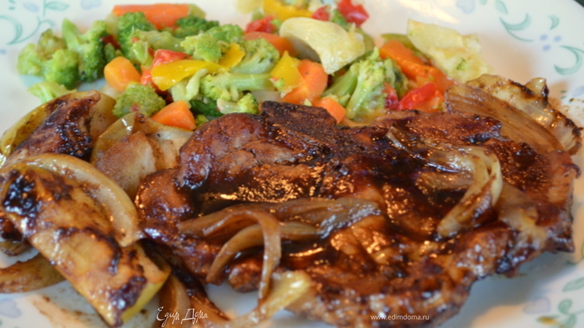 Свиные отбивные с яблоками и шалотом