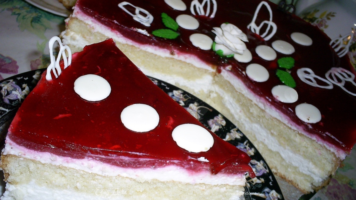 Бисквитный торт-суфле с малиновым желе