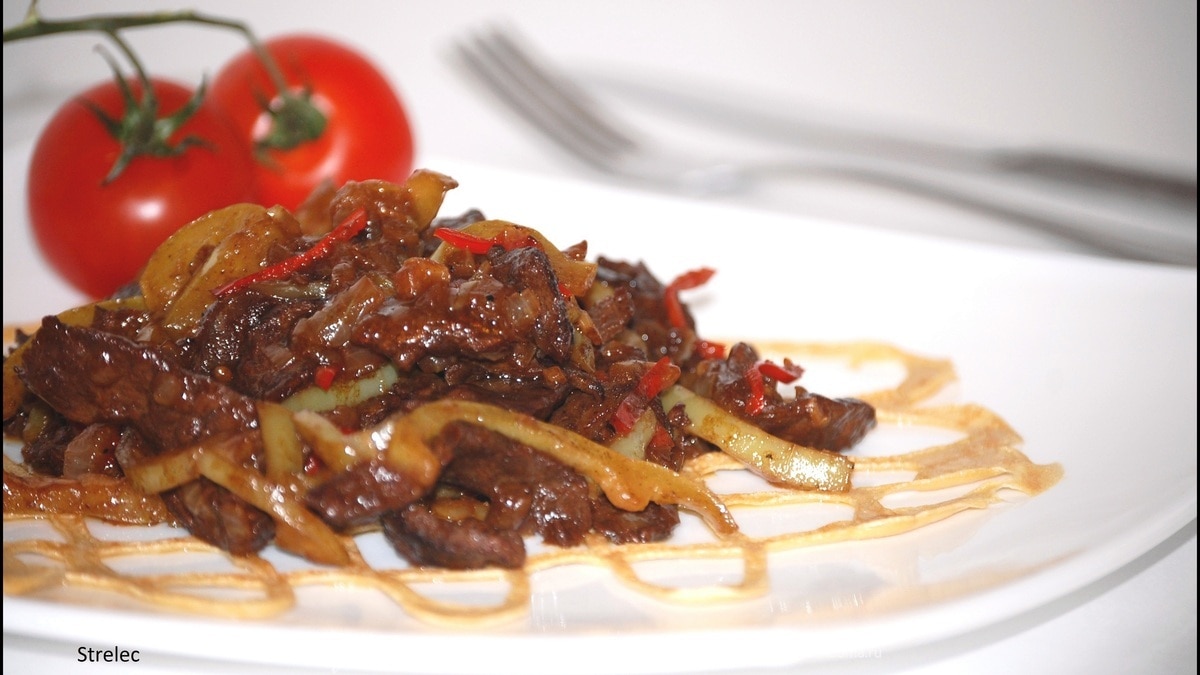 ГОВЯДИНА С ЯИЧНЫМИ КРУЖЕВАМИ