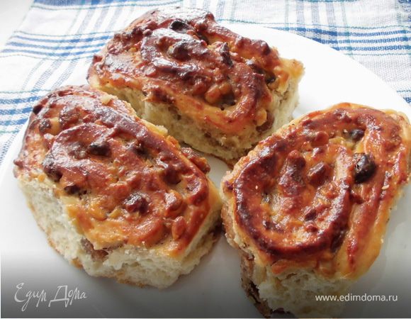 "Улитки" с корицей, изюмом и орешками