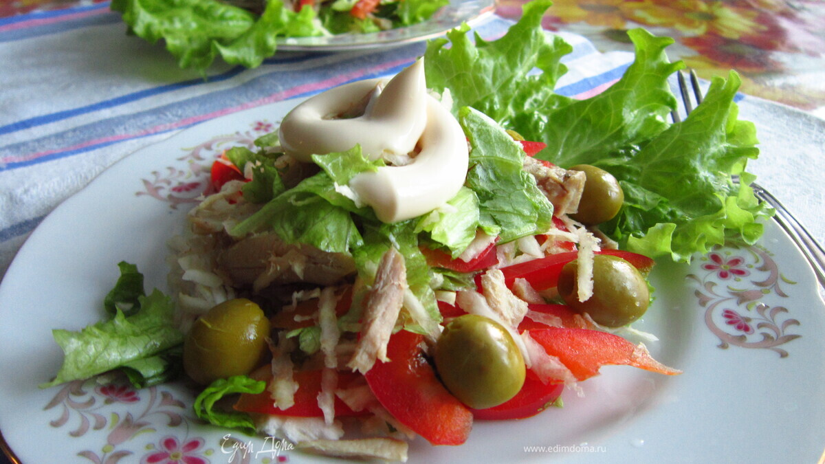 Салат из курицы с овощами