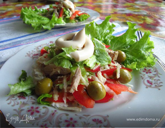 Салат из курицы с овощами