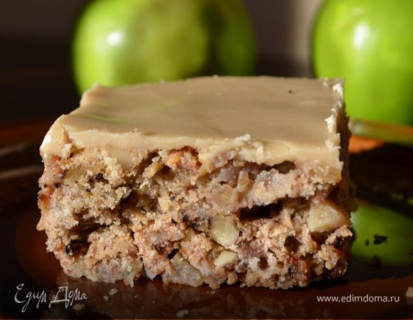 Старомодный яблочный кекс с коричневой глазурью