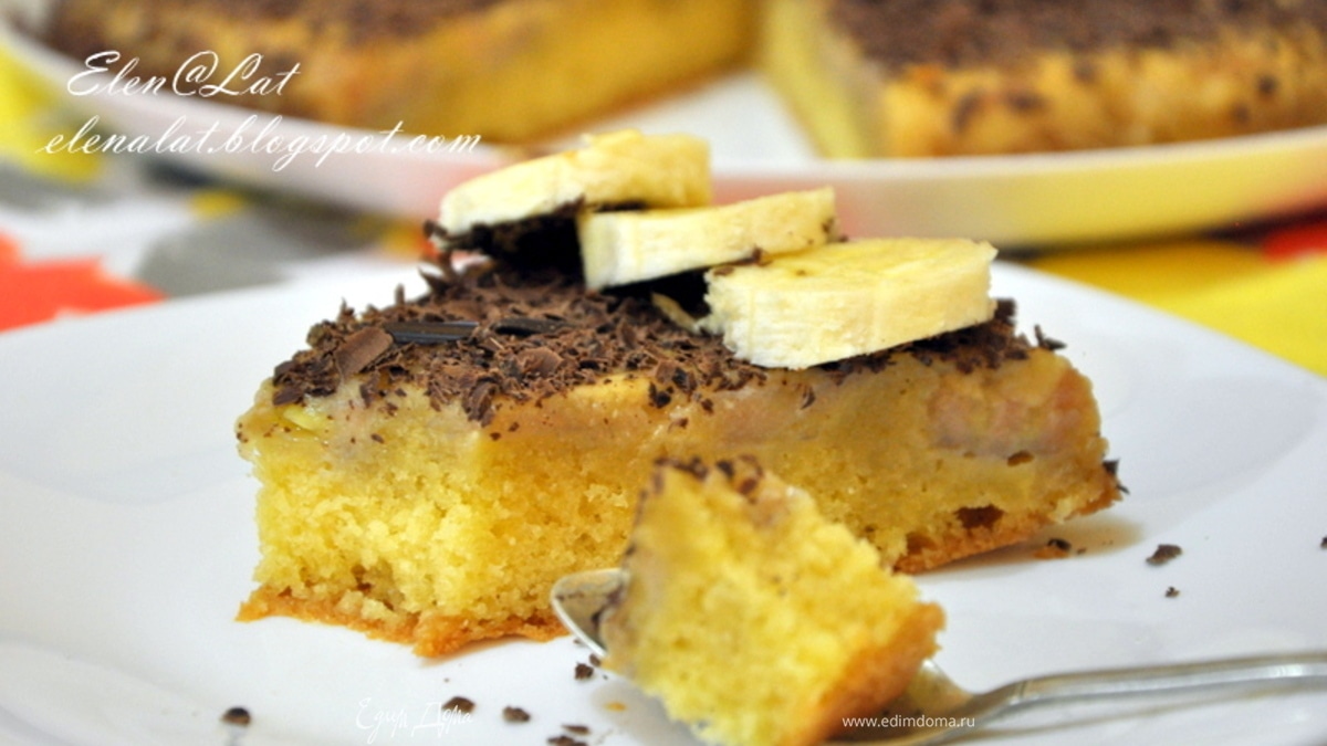 Пирог с бананами и сливочно-карамельным соусом и шоколадом