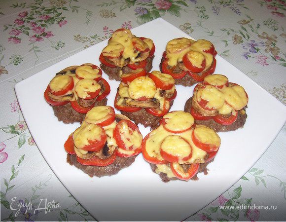 Запеченные котлеты с овощами и с сыром