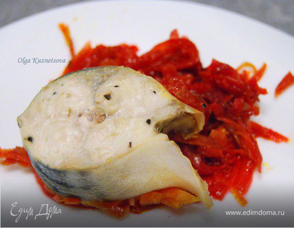 Скумбрия на свекольно-морковном пару