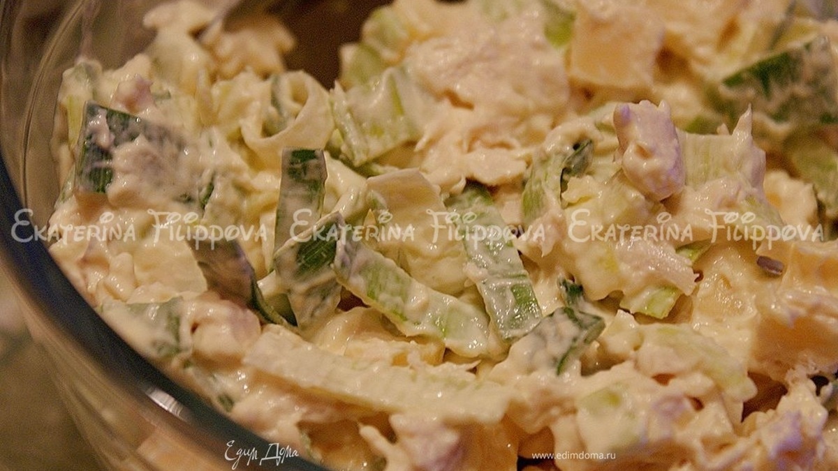 Куриный салат с сыром маасдам и луком-пореем
