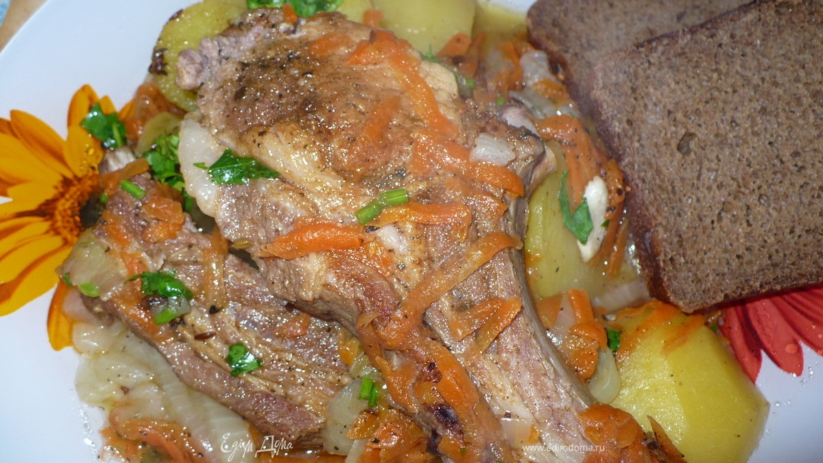 Мясо на косточке, тушенное в казане