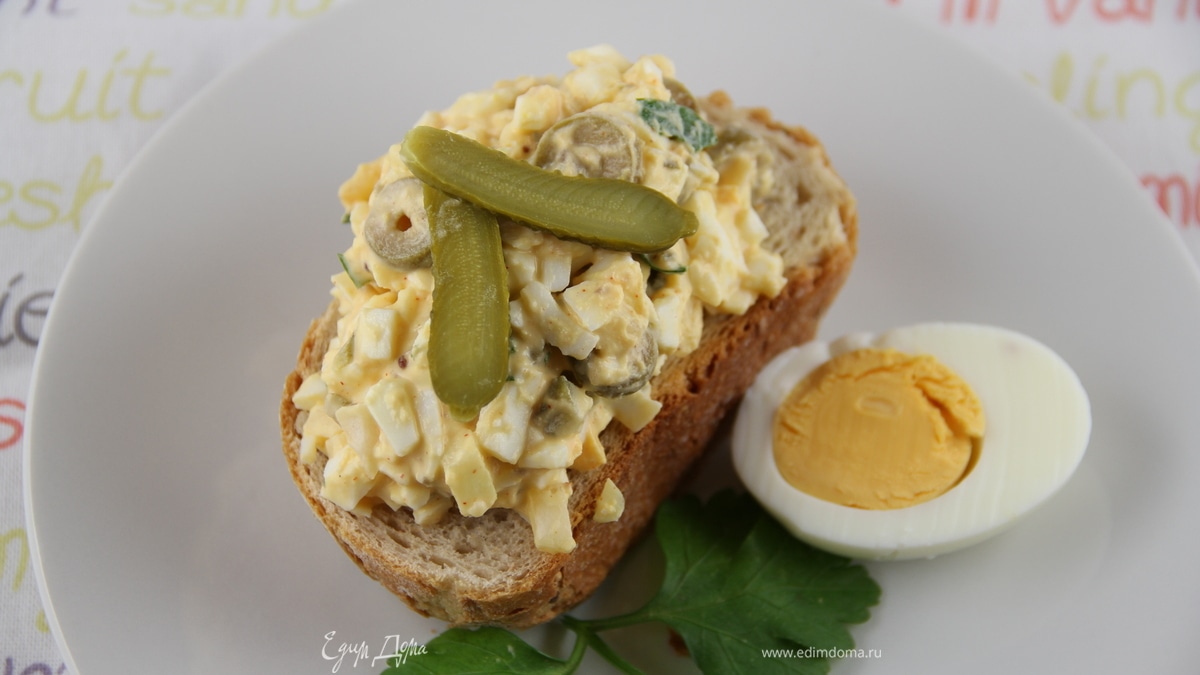 Яичный салат с оливками, корнишонами и горчицей