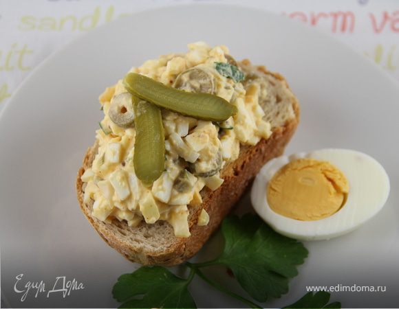 Яичный салат с оливками, корнишонами и горчицей