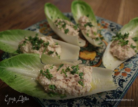 Закуска из цикория с куриным муссом и тархуном 