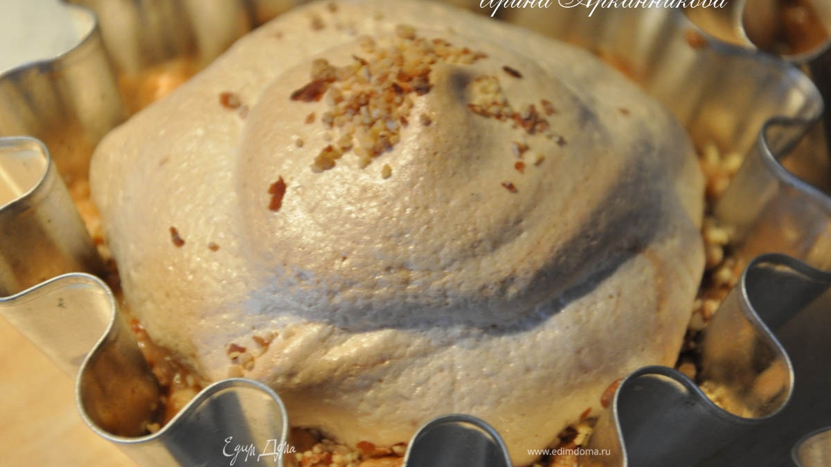 Корзинки с карамелизированными грушами и бананами под меренгой