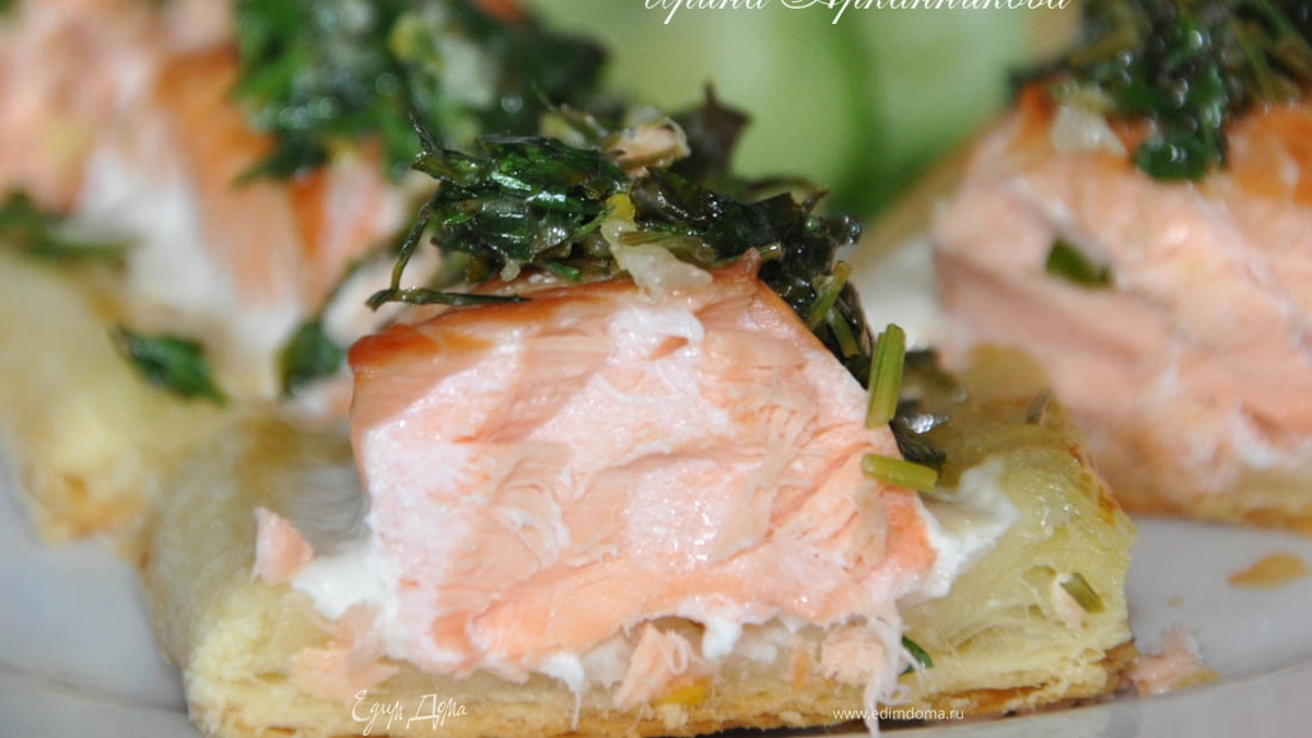Семга на слоеном тесте на подушке из огурцов и под травяной шубкой