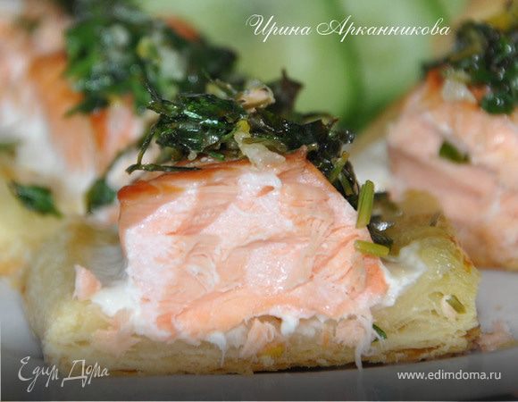 Семга на слоеном тесте на подушке из огурцов и под травяной шубкой