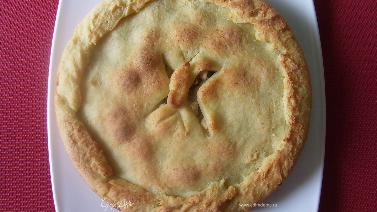 Пирог с куриной грудкой, сыром и ботвой