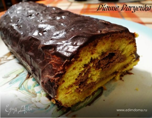 Бисквитный рулет на ромовой пропитке с шоколадно-масляным кремом под шоколадной глазурью Бисквитный рулет на ромовой пропитке с шоколадно-масляным кремом под шоколадной глазурью