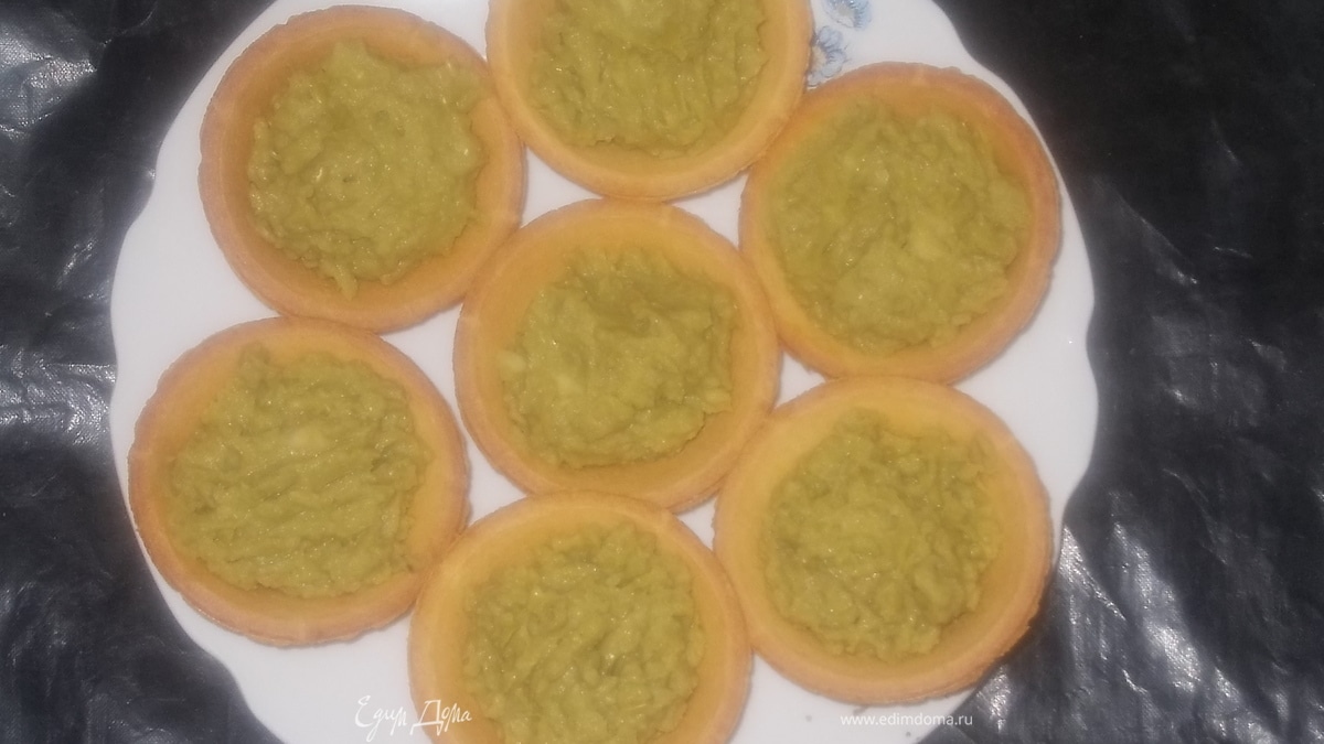 Тарталетки с зеленым горошком и авокадо