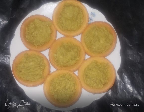 Тарталетки с зеленым горошком и авокадо