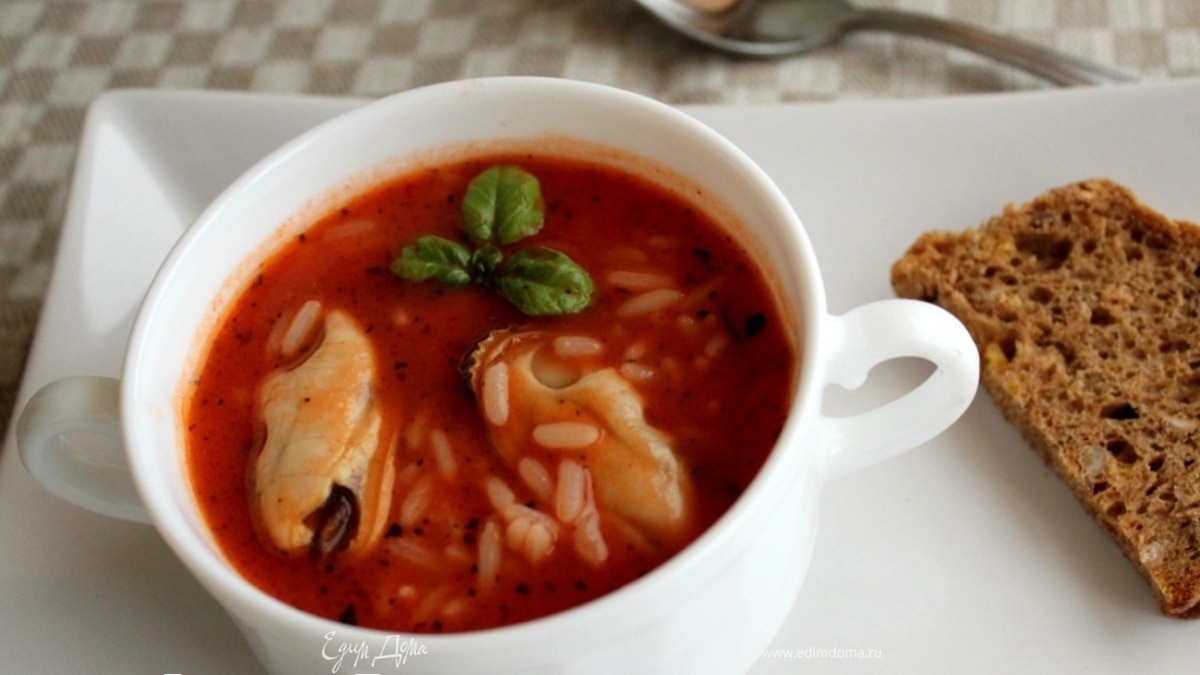 Томатный суп с мидиями и рисом