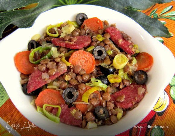 Зеленая чечевица с копченой колбасой в стиле фламенко Зеленая чечевица с копченой колбасой в стиле фламенко