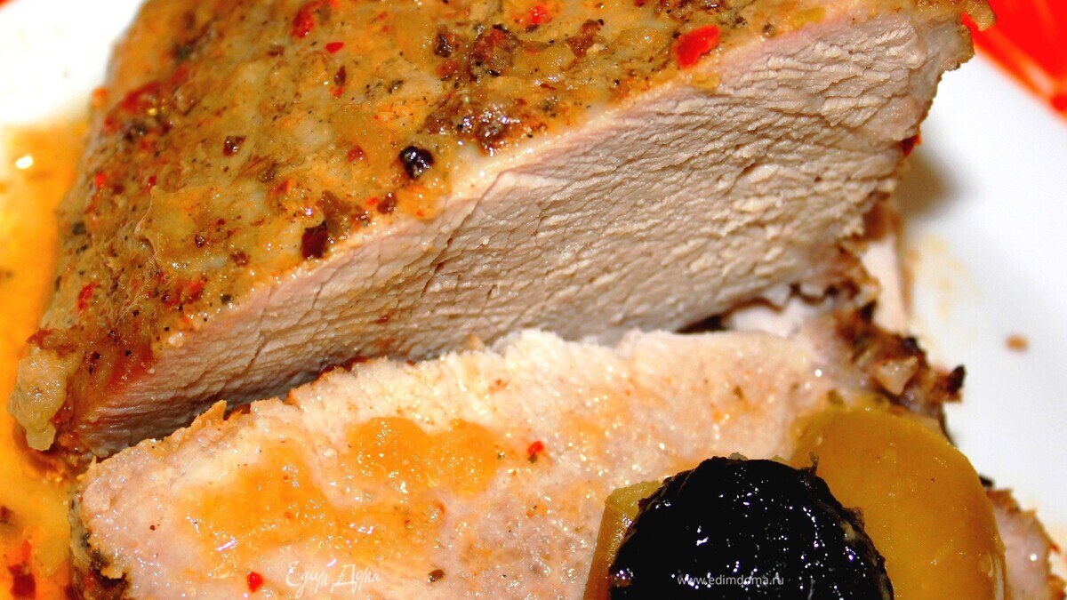 Свиной окорок с яблоками и черносливом