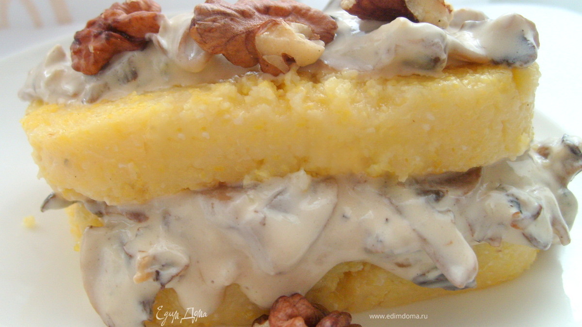 Полента, жаренная с грибами и соусом Дор Блю