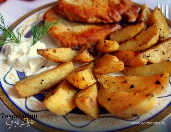 Запеченный дольками картофель