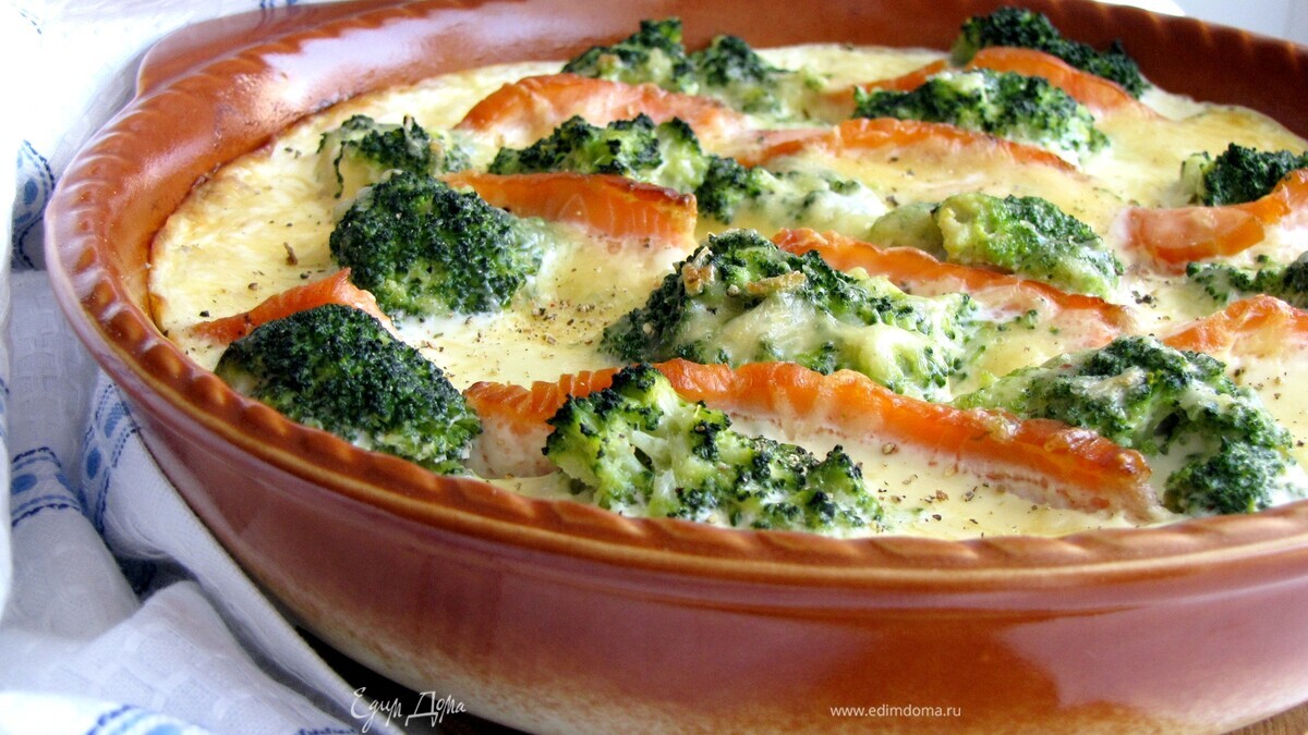 Запеканка с брокколи и лососем