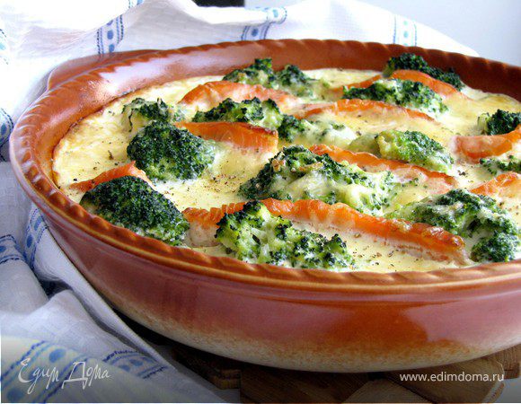 Запеканка с брокколи и лососем