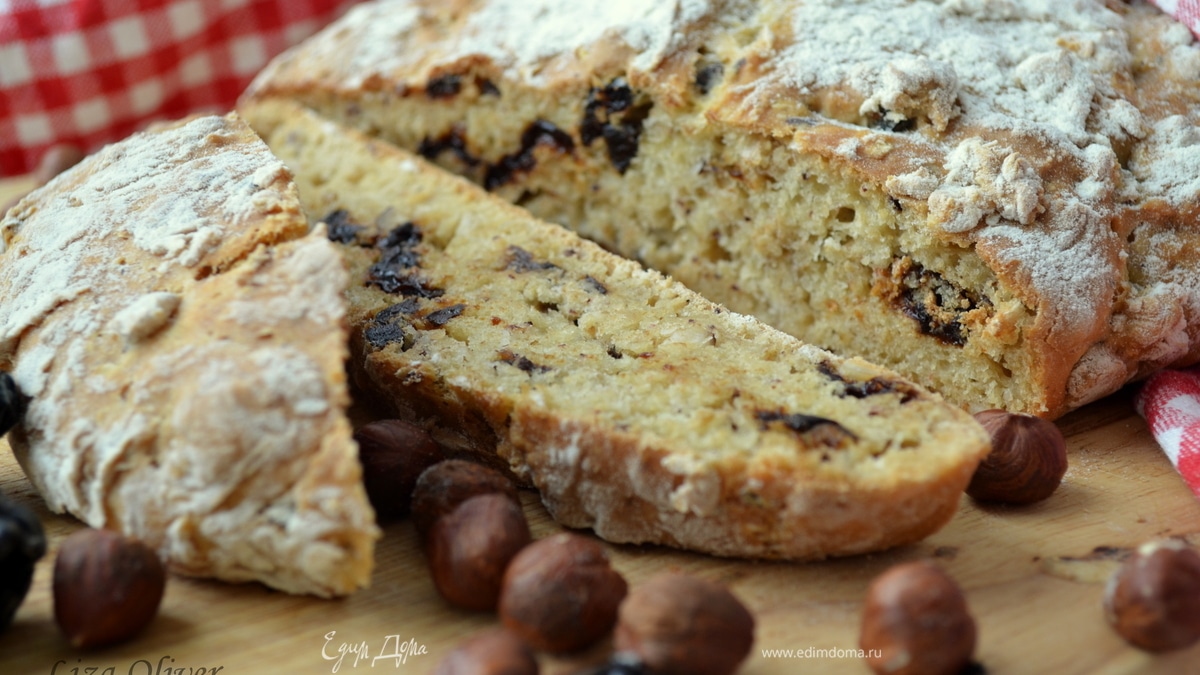 Быстрая бездрожжевая кефирная лепешка с фундуком и черносливом (универсальный рецепт)