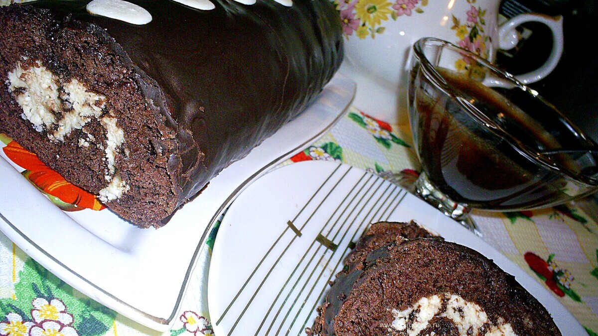 Быстрый шоколадно-творожный рулет (выпекается вместе с начинкой)