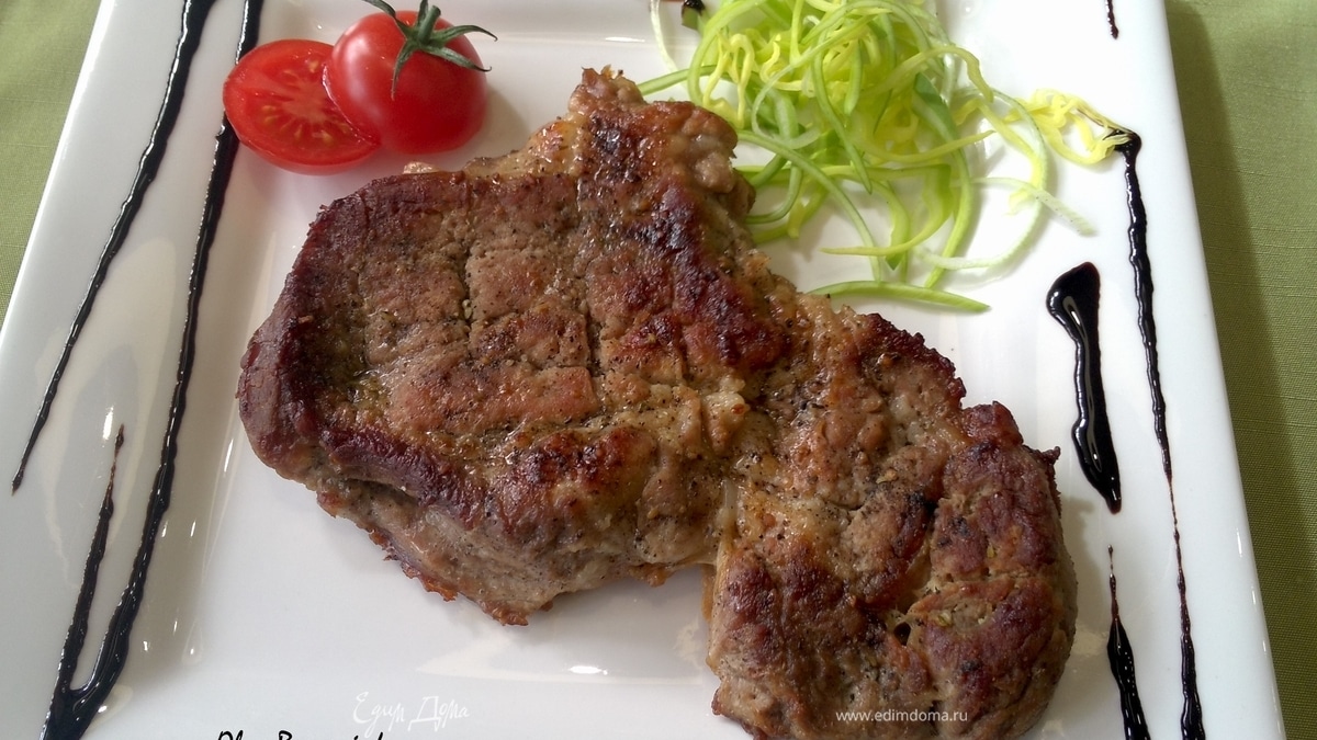 Запеченное мясо с пикантным соусом из черники