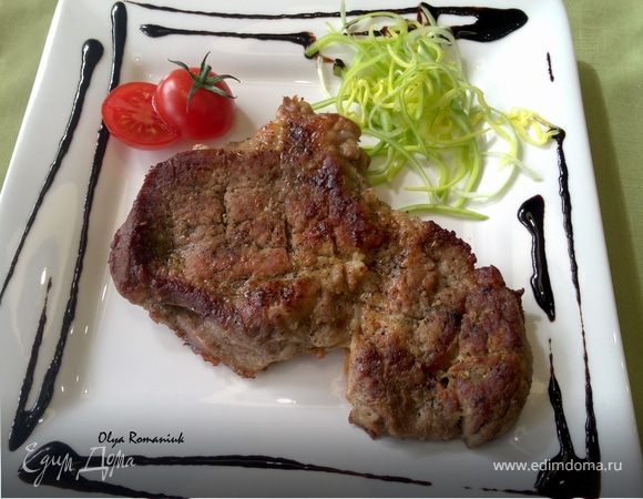 Запеченное мясо с пикантным соусом из черники