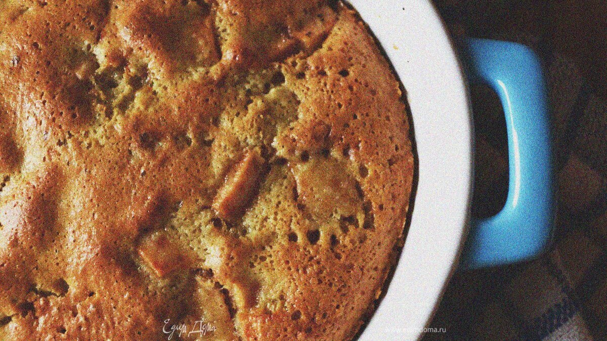 Шарлотка с яблоками, изюмом и корицей