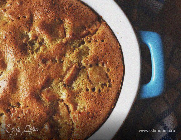 Шарлотка с яблоками, изюмом и корицей Шарлотка с яблоками, изюмом и корицей