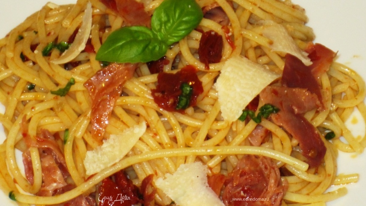 Спагетти с вялеными помидорами и окороком
