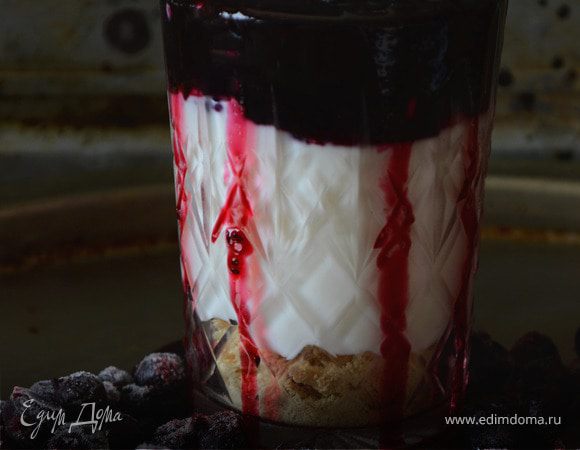 Йогуртовый десерт с быстрым домашним джемом из черной смородины Йогуртовый десерт с быстрым домашним джемом из черной смородины