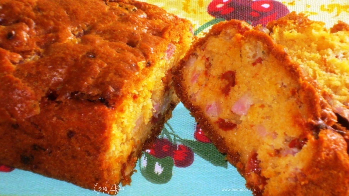 Закусочный кекс с вялеными помидорами и беконом