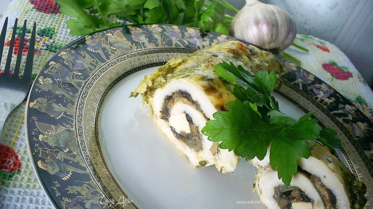 Рулетики из куриной грудки, запеченные под сметанно-чесночным соусом