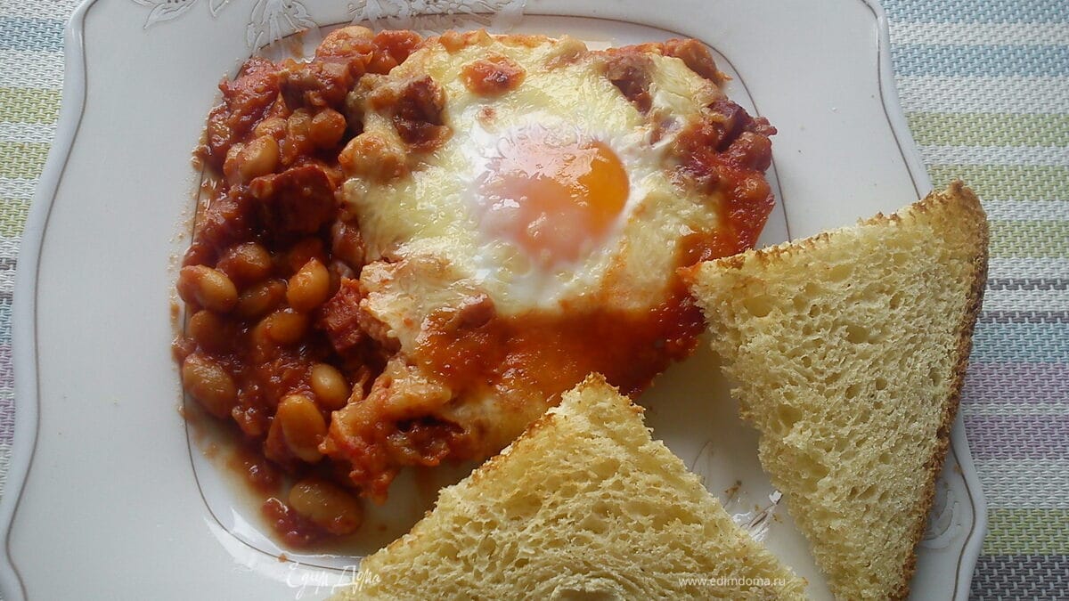 Фасоль с томатами и чоризо