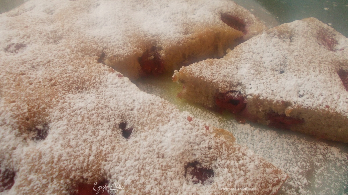 Клубнично-вишневый пирог с корицей