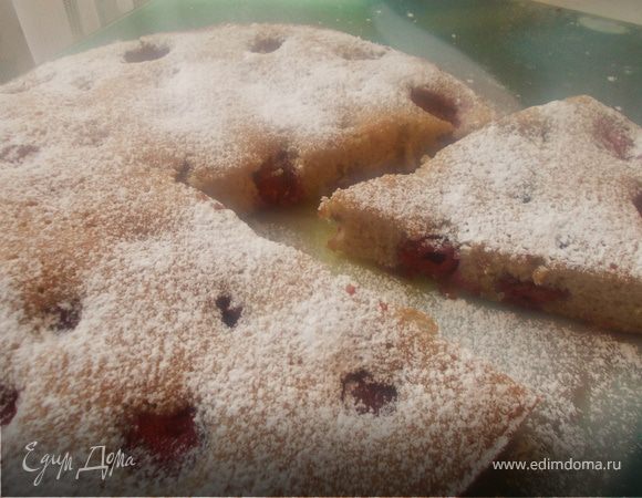 Клубнично-вишневый пирог с корицей 