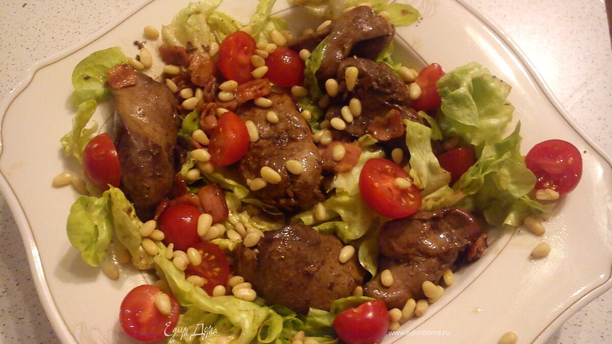 Теплый салат с куриной печенью и беконом